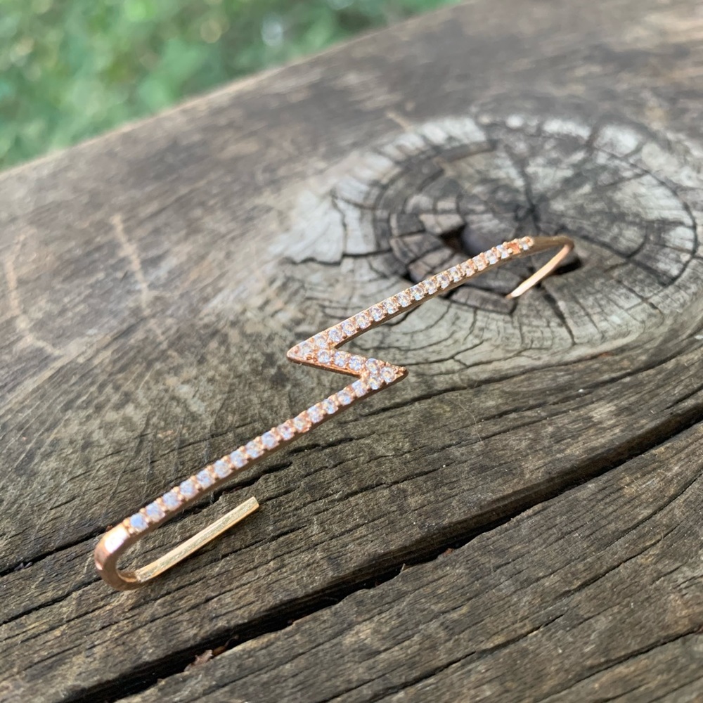 Cute Zig Zag Across The Ear Accent Earring